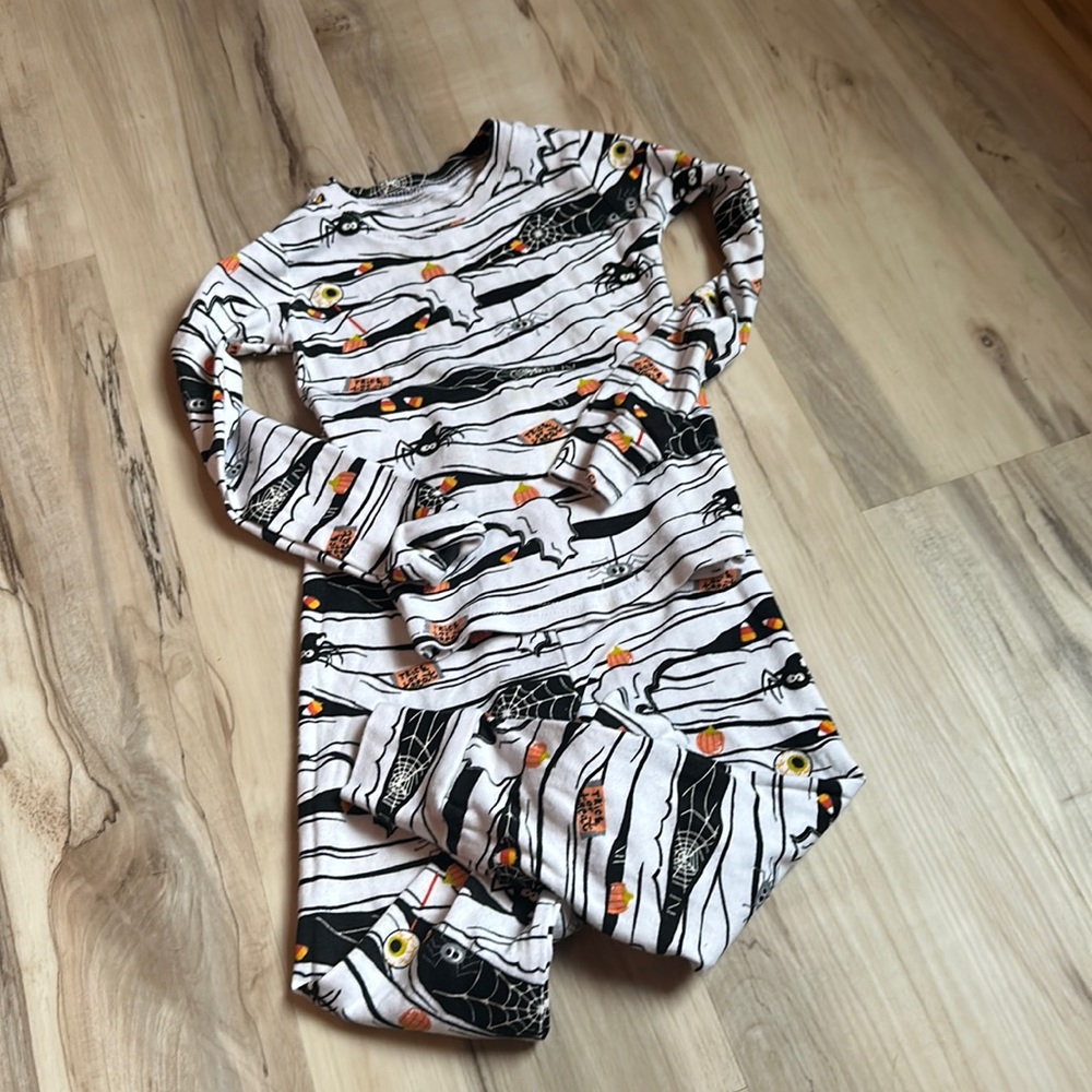 Carters size 4 Halloween pajama set